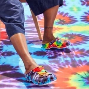 CROCS Tie Dye Rainbow Graphic Comfort Clog 11 Clowncore Funky Festival